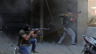في بلد منهار سياسيًا واقتصاديًا.. عشرات القتلى والجرحى باشتباكات بيروت الدامية