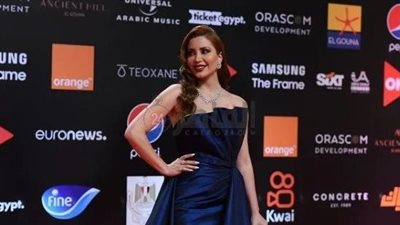 بـ فستان مفتوح الصدر.. ظهور مميز لـ نسرين طافش على ريد كاربت مهرجان الجونة|فيديو