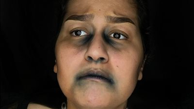 ما تخليش السوشيال تسيطر عليك.. فتاة تطلق حملة بـ الميك آب لمقاومة تأثير مواقع التواصل على حياتنا 