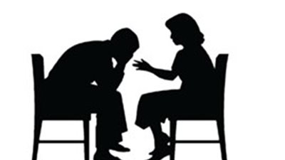 إذا أخفى أحد الزوجين مرضه.. كيف يتعامل الآخر معه؟ محامٍ يوضح | فيديو 