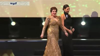 سقوط لبلبة على المسرح بمهرجان الجونة بعد حديثها عن سمير غانم ودلال عبد العزيز