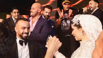 الصحاب ولعوها.. وصلات رقص مستمرة لحسين الشحات مع أفشة في حفل زفافه | فيديو