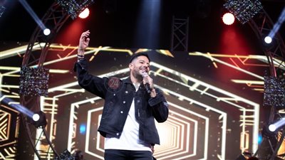 حماقي يتألق بأغانيه في أضخم حفلات الجامعة البريطانية