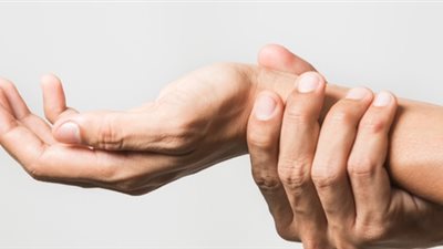 حدوث خلل في أربطة الرسغ.. ما متلازمة النفق الرسغي وأهم أسبابها والعلاج؟