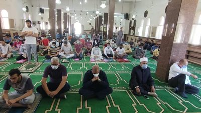  رئيس جامعة الأزهر يؤدي صلاة الجمعة بالمدينة الجامعية ويوزع هدايا على الطلاب