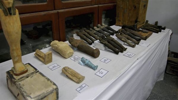 بعض القطع الأثرية