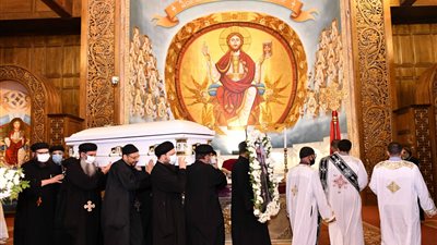 39 من أعضاء المجمع المقدس في صلوات تجنيز مثلث الرحمات الأنبا كاراس