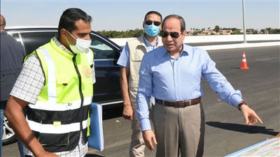 خلال جولة تفقدية.. السيسي يتوقف لمناقشة العاملين بكوبري سمير غانم | صور 