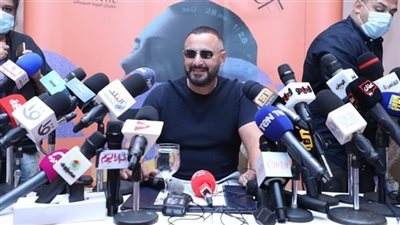 حسن أبو الروس يقتحم ندوة تكريم أحمد السقا في مهرجان الجونة