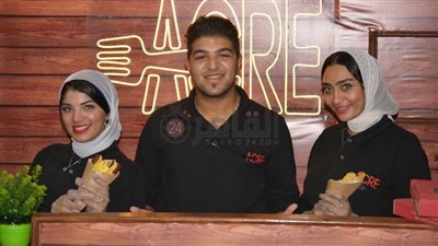 ميادة ورغدة تتحديان البطالة بمشروع تقديم الأطعمة ببورسعيد.. وتخترعان سندوتش فريسكا كونو | صور وفيديو