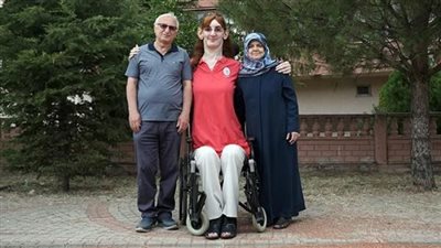 بسبب مرض نادر.. روميسا جيلجي تدخل موسوعة جينيس كأطول امرأة في العالم