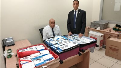 ضبط 280 ساعة يد وقطع غيار معدات بترول بحوزة راكب قادم من دبي | صور