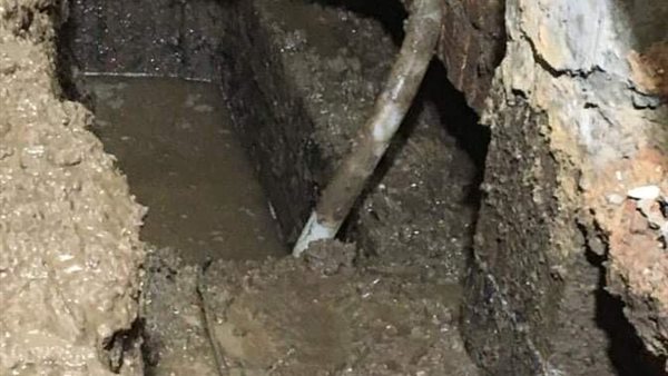 تجمع مياه الصرف أسفل