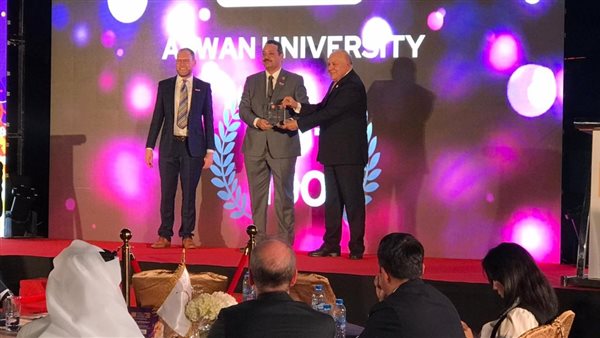 تسليم الجائزة لجامعة