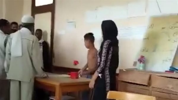 طالب يحاول التعدي