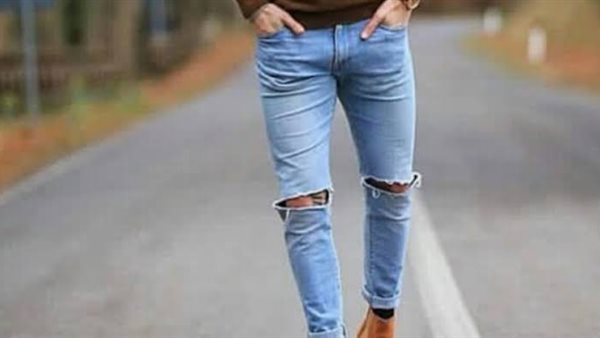 طالب يرتدي بنطلون