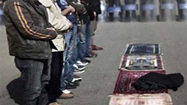 الصلاة بالحذاء_ أرشيفية