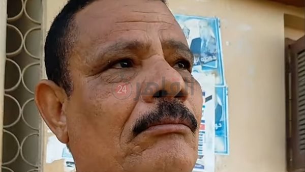 مُدير مدرسة يبكي