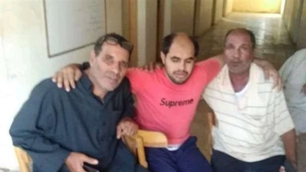 الشاب مع والده 