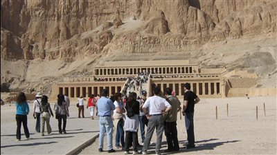 45 جنيهًا بدل مخاطر وإلغاء الرعاية الصحية.. أبرز مشكلات العاملين بالآثار