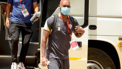 لاعبو الزمالك يعاينون أرضية ستاد نيايو الوطني | صور