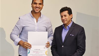 وزير الرياضة يكرم محمود الخواص لفوزه بالمركز الثالث في مسابقة ستريت وورك أوت
