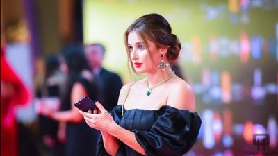 تريد أن تصبح فنانة شاملة.. تعرف على الراقصة صاحبة الإطلالة الأكثر بساطة بالجونة