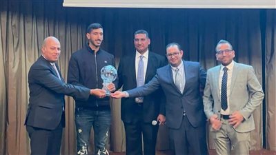 سفير مصر في المجر يكرم نجم منتخب اليد 