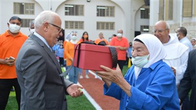 تعرف على تفاصيل علبة حمراء أهداها محافظ بورسعيد لعاملة مُسنة | صور