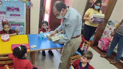 مدير مدرسة مسيحي يوزع حلوى المولد النبوي على الطلاب ببورسعيد | صور 