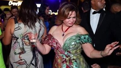 برقصات مثيرة.. إلهام شاهين تشعل مواقع التواصل  بإطلالتها في مهرجان الجونة 2021 