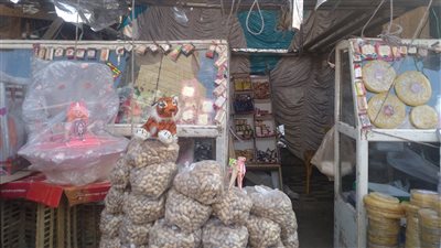 العرائس تبدأ من 110 جنيهات.. إقبال متوسط على شراء حلوى المولد بأسيوط | فيديو