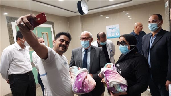 صورة سيلفي لزوجين