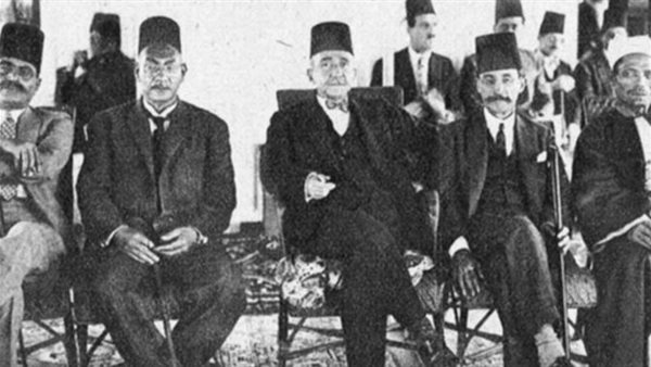 أحمد شوقي يتوسط حافظ