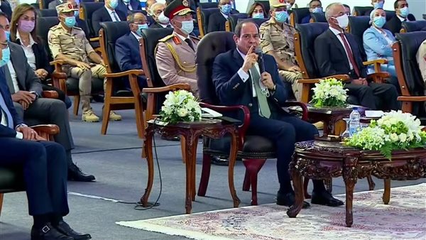 السيسي أثناء الافتتاح