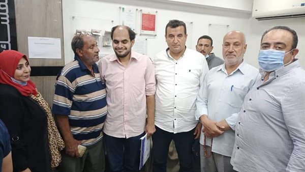 الشاب مع والده ووفد