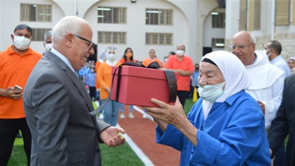 محافظ بورسعيد يهدي