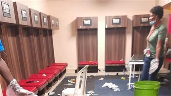 غرفة خلع ملابس نادي