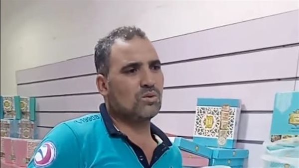 أحد بائعي حلوى المولد