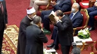 الإمام الطيب يهدي الرئيس نسخة من مصحف الأزهر.. والسيسي يُقبّله