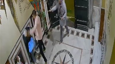طالبته بالطلاق فتعدى عليها لتبريه.. زوجة تتعرض لضرب مبرح أمام طفلتها بالإسكندرية
