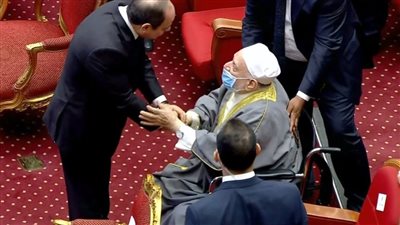 السيسي يُحيِّي الدكتور أحمد عمر هاشم خلال الاحتفال بالمولد النبوي