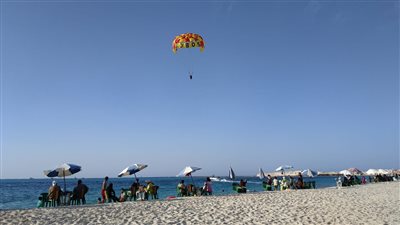 سماء صافية وشمس ساطعة.. إقبال ملحوظ على شواطئ مطروح