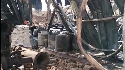 حاويات وحطام.. آخر ما تبقى من مصنع البويات في الإسماعيلية بعد حريق دام 3 ساعات