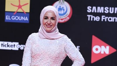 من هي المرأة المحجبة التي تظهر يوميًا على ريد كاربت مهرجان الجونة؟