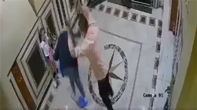 أول تعليق لزوجة تعدى عليها زوجها أمام طفلتها: بنتي جالها حالة نفسية 