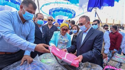 محافظ الإسكندرية يُسلم مساعدات لـ60 أسرة من قرية أبو صير
