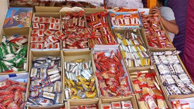 الكيلو بـ 35 جنيهًا والبيع بالقطعة.. انتشار شوادر بيع حلاوة المولد بالعريش | صور