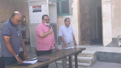 رئيس مدينة سفاجا يجتمع بالعاملين بالوحدة المحلية دون الالتزام بالإجراءات الاحترازية | صور