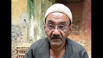 مُسن بالفيوم يستغيث: مش عارف أصرف على ولادي.. وموظف القوسيون قالي هنديك المعاش على كلية واحدة